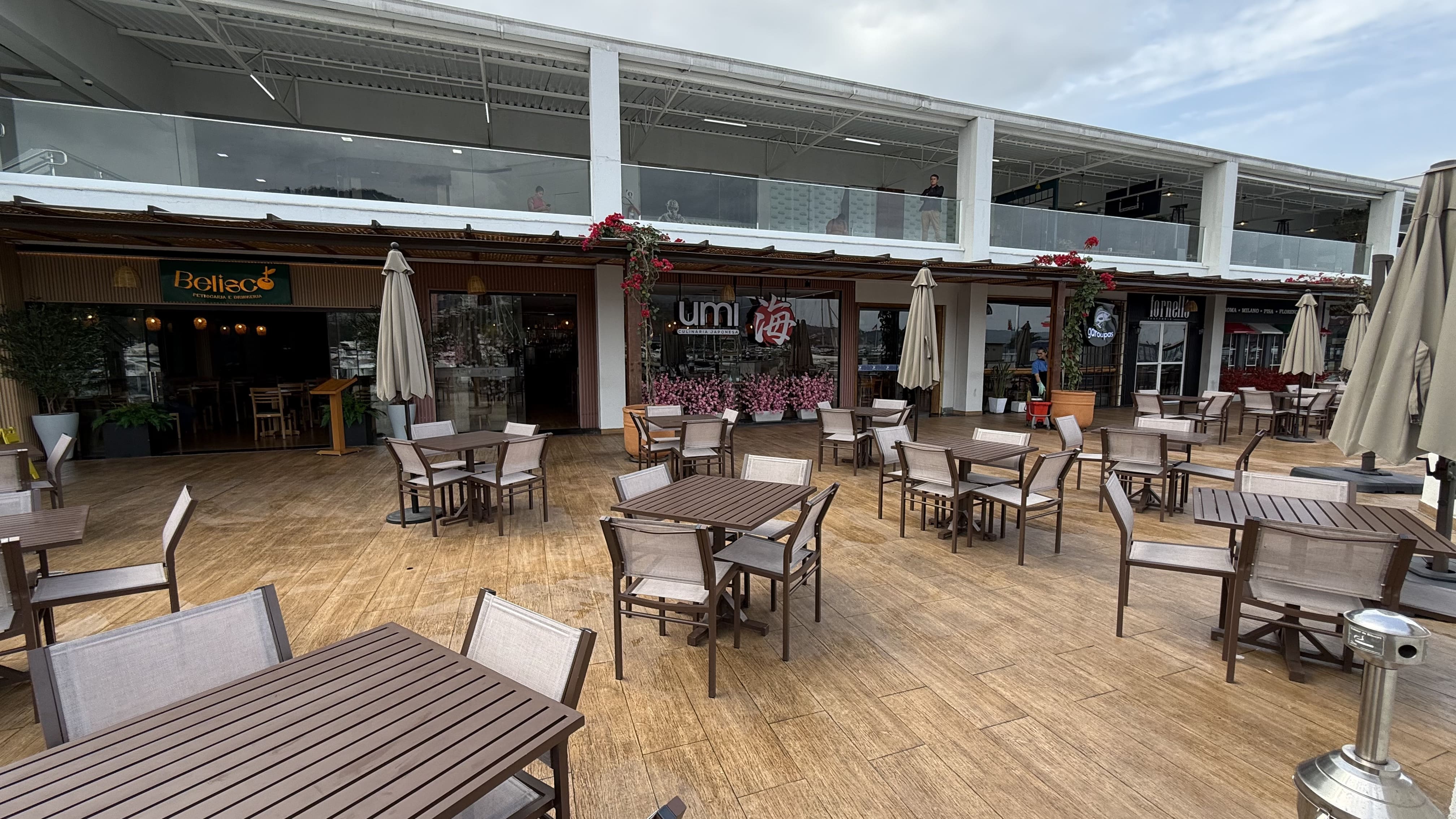 Área externa com restaurantes do shopping